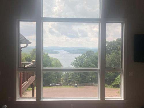 Primo Vista Spectacular views Dock Slip Hot Tub in Mchenry, United States