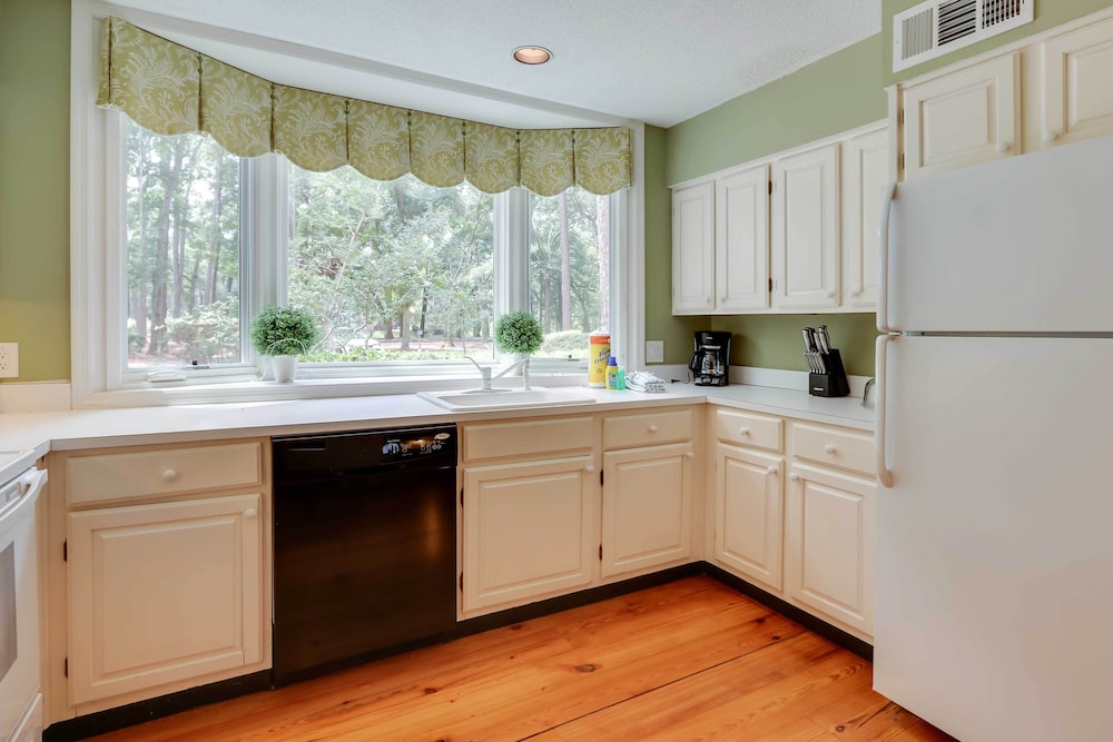 Hilton Head Resort Condo w Pool Access - photo 6