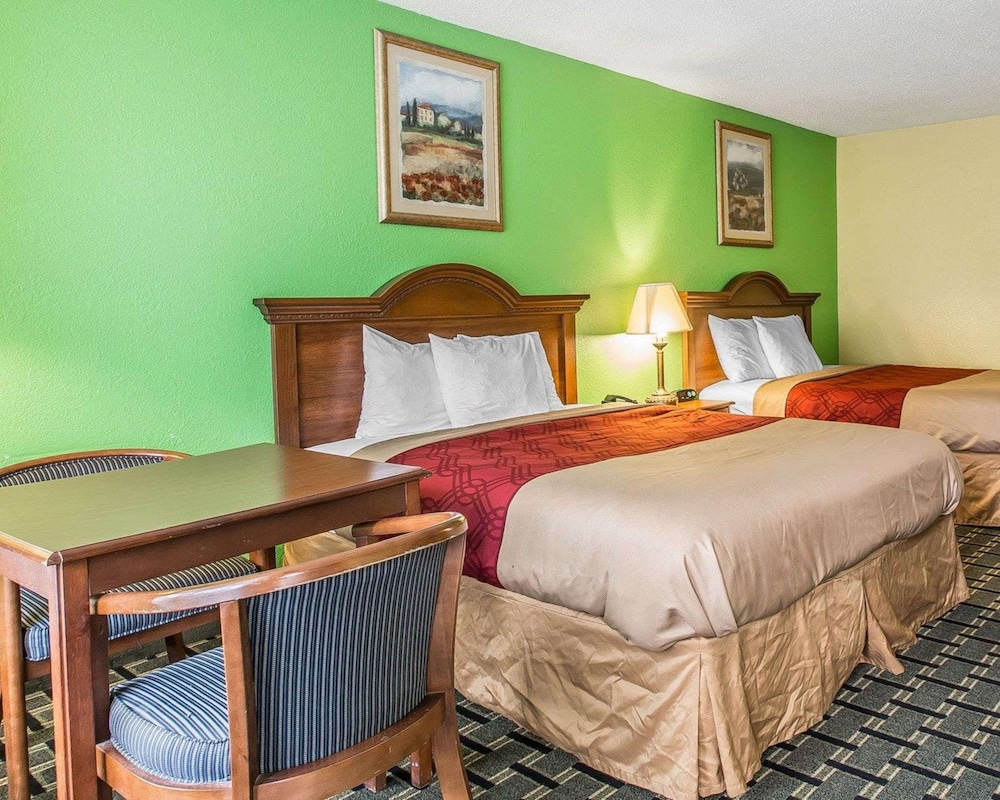 Econo Lodge Douglas - photo 13