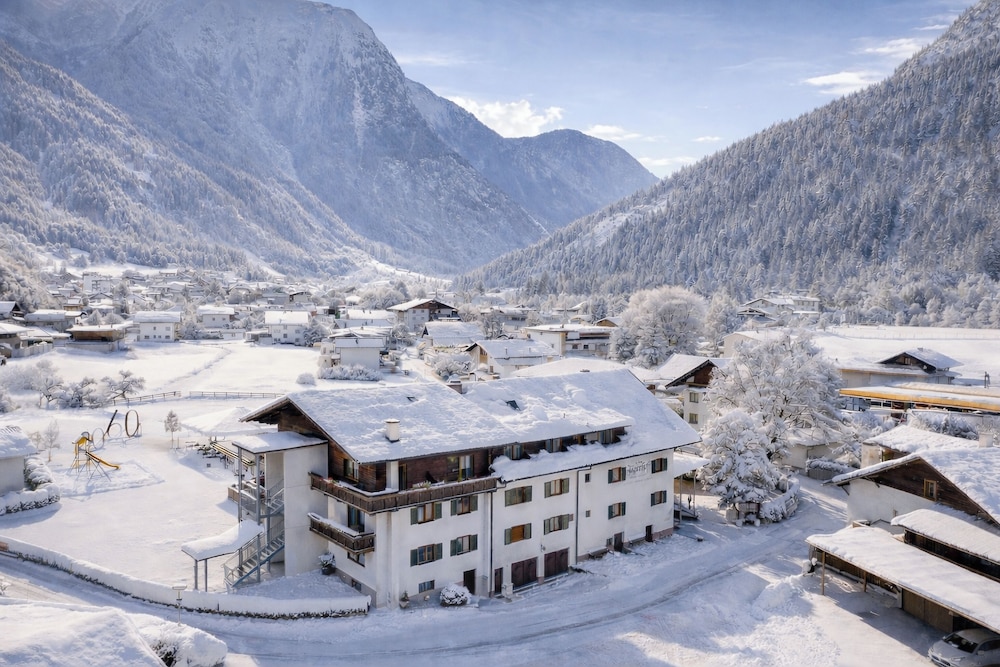 Hotel Jägerhof - carbon neutral hotel in Oetz