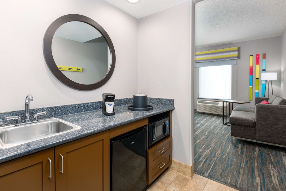Hampton Inn & Suites Hartford Farmington - photo 12