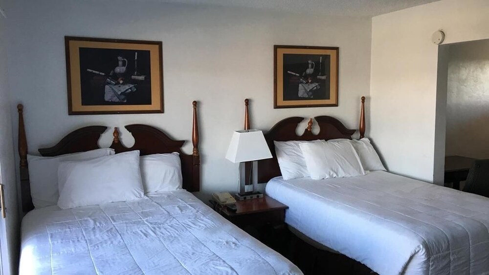 Majestic Inn - photo 7