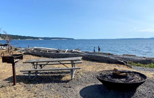Totally Beachin Getaway by AvantStay Waterfront - photo 4
