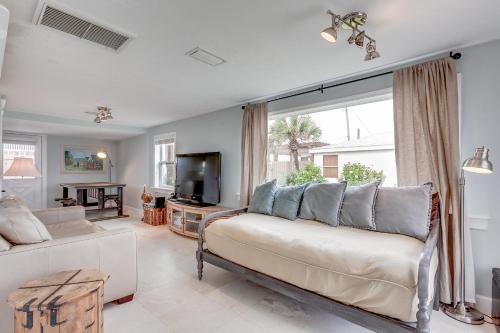 Cottage Four DIRECT OCEANFRONT Romantic Cottage Best Beach Walk to Restaurants Downtown only 5 Miles — 4-Star Luxury Hotel in Saint Augustine Beach, United States