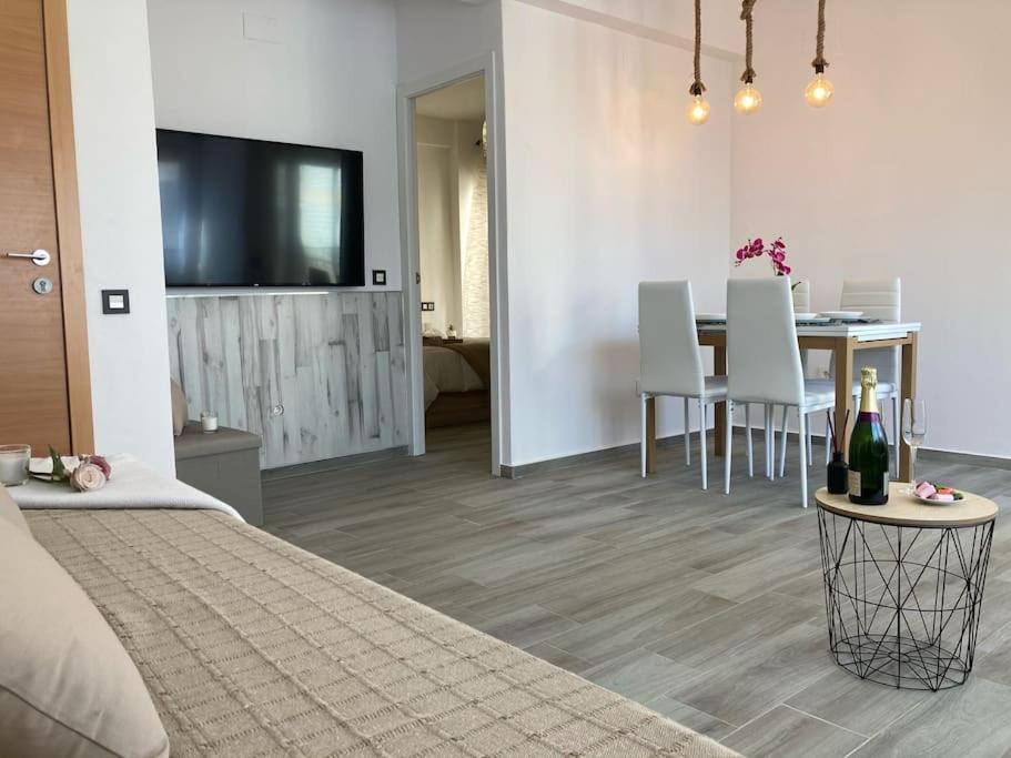 Coqueto Apartamento de Playa Con Piscina Y Terraza — 4-Star Luxury Hotel in Valencia, Spain