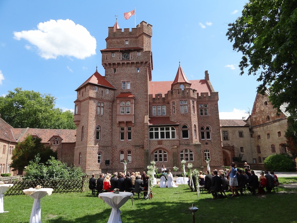 Schloss Altenhausen - carbon neutral hotel in Magdeburg