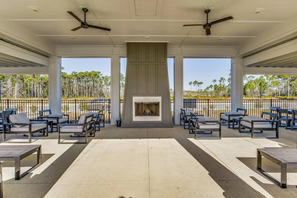 Modern Luxury 4BR Pool Bay Access Outdoor Dining in Pensacola, United States