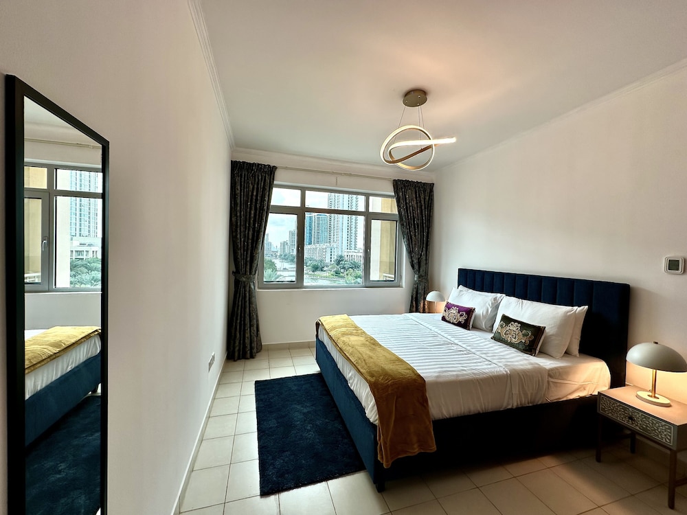 Lux BnB I Una Tower I Lakes View — 4-Star Luxury Hotel in Dubai, United Arab Emirates