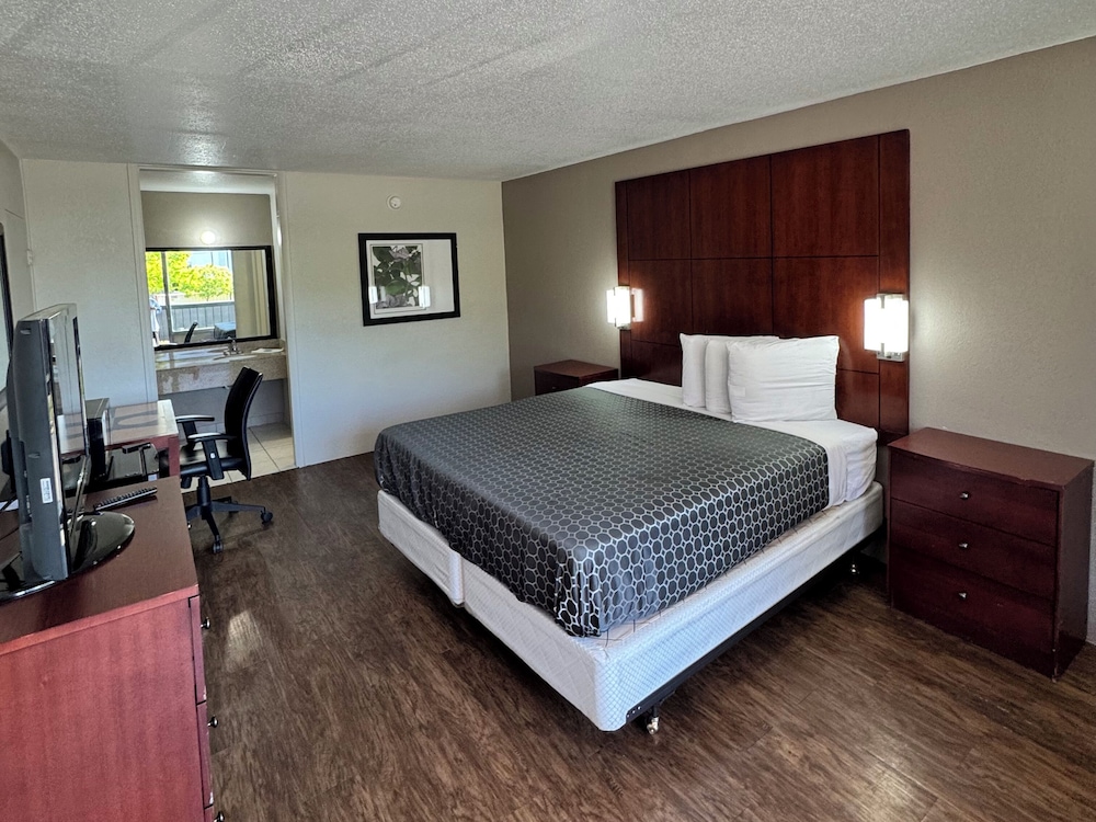 Budgetel Inn Phenix City - photo 7