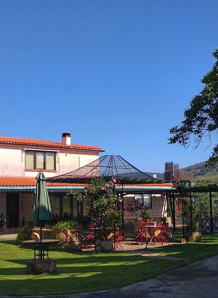 Casa Rural Del Corral Y Apartamentos 4942331 — Malpartida De Plasencia