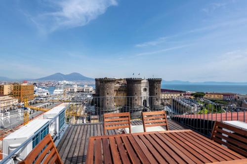 Favoloso Apt con Terrazzo e Vista Mozzafiato — 4-Star Luxury Hotel in Naples, Italy