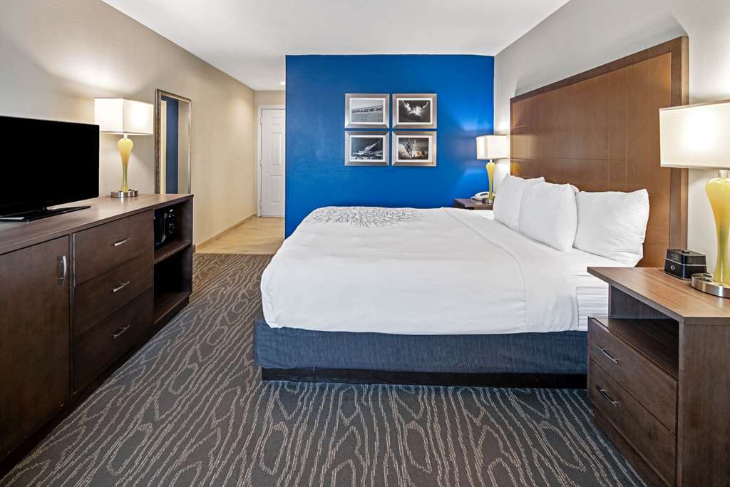 La Quinta Inn & Suites by Wyndham Brownsville North - photo 26