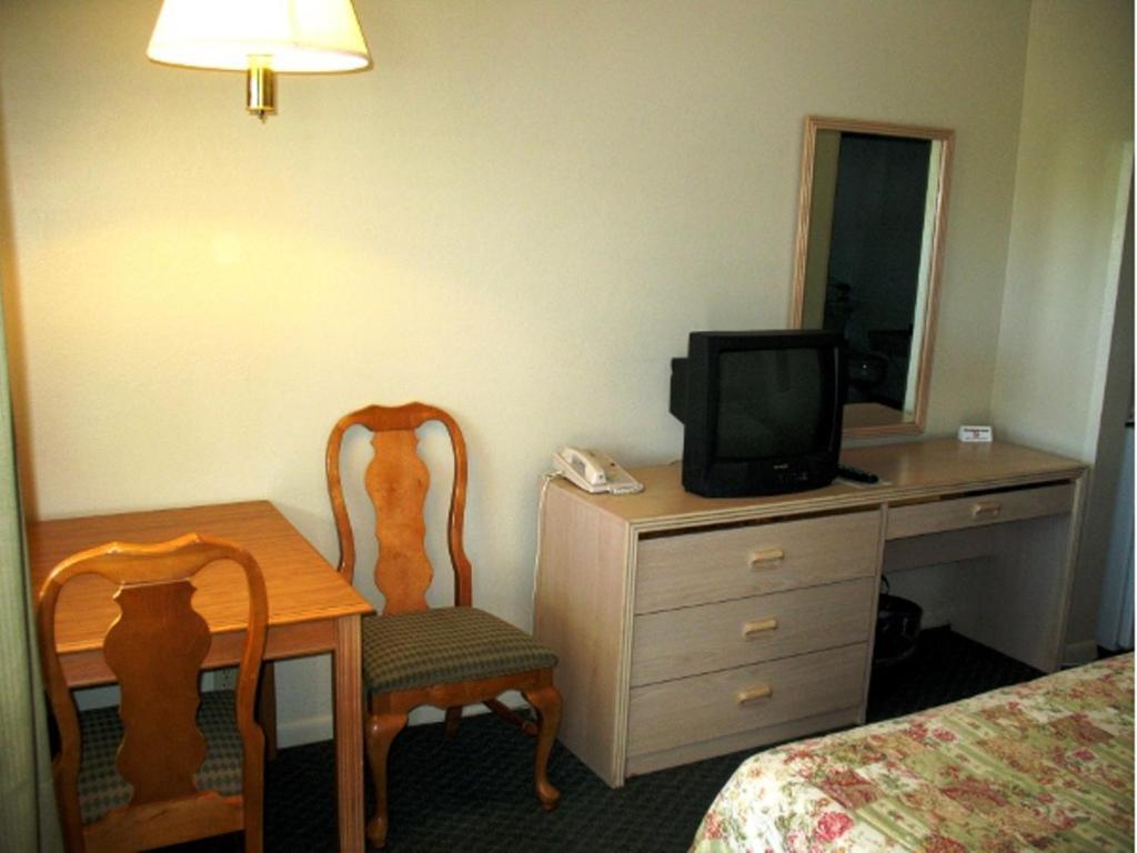 Golden West Motel - photo 33