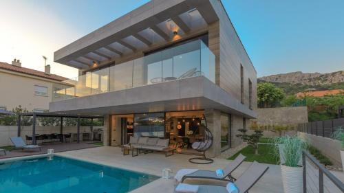 Luxury Villa Pearl 1 with infinity pool — 4-Star Luxury Hotel in Baska, Croatia