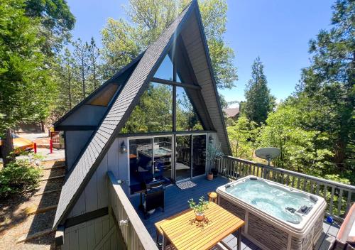 Hot Tub EV Kid Friendly Arcade Game BBQ Fire Pit — 4-Star Luxury Hotel in Lake Arrowhead, United States