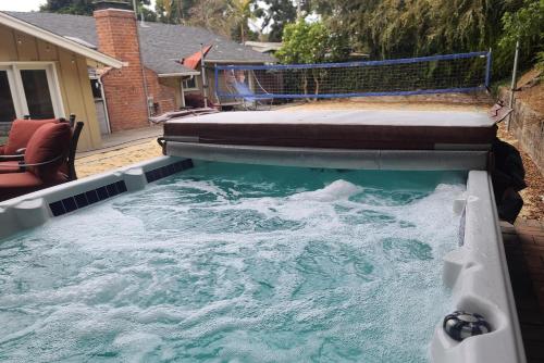 Westside Retreat w Yard Grill Hot Tub Near Sofi Stadium LAX and the Beach — 4-Star Luxury Hotel in Los Angeles, United States