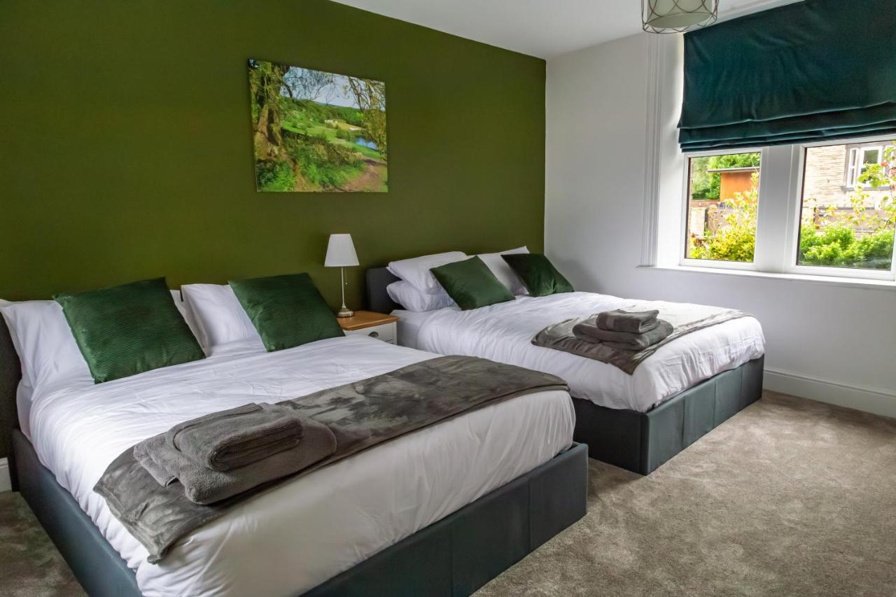 Detached Luxury 6 beds Super Wi fi easy parking and Hot tub — hotel near Leeds Bradford Airport