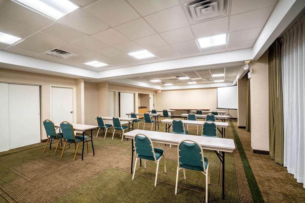 La Quinta Inn & Suites by Wyndham Nashville Airport Opryland - photo 57