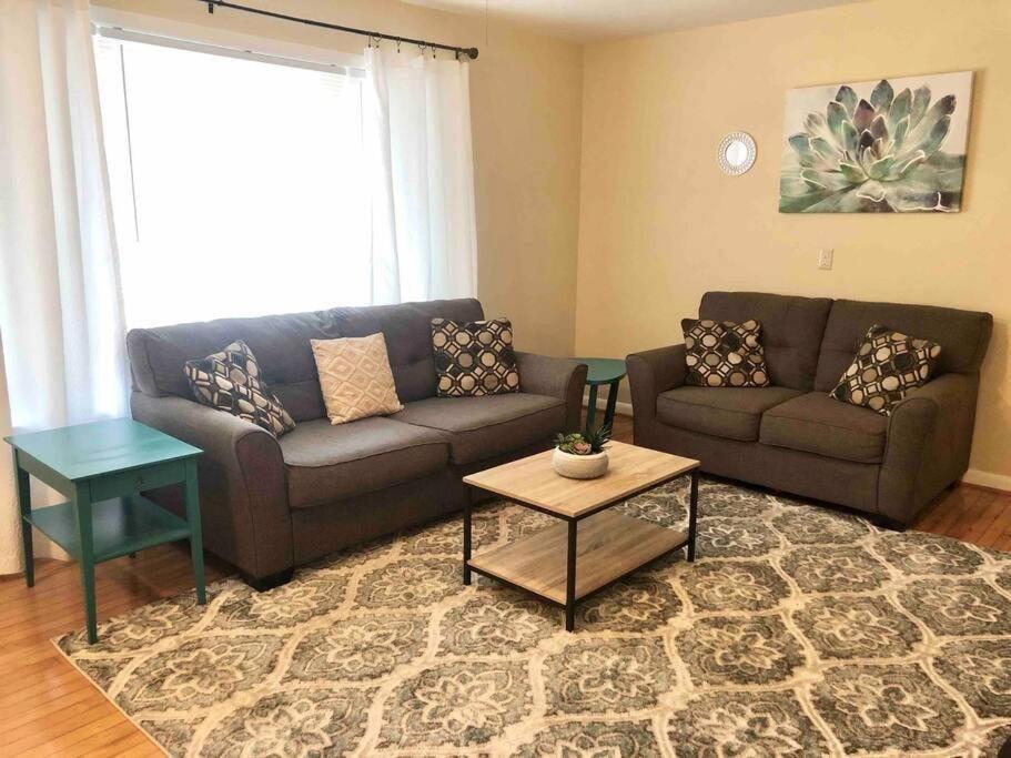 Welcoming Cary Townhome King Bed Long Term Stays — hotel in Cary