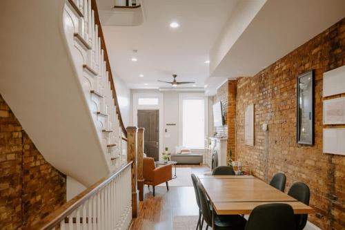 Stunning 4BR Townhome Rooftop City Views in Cincinnati, United States