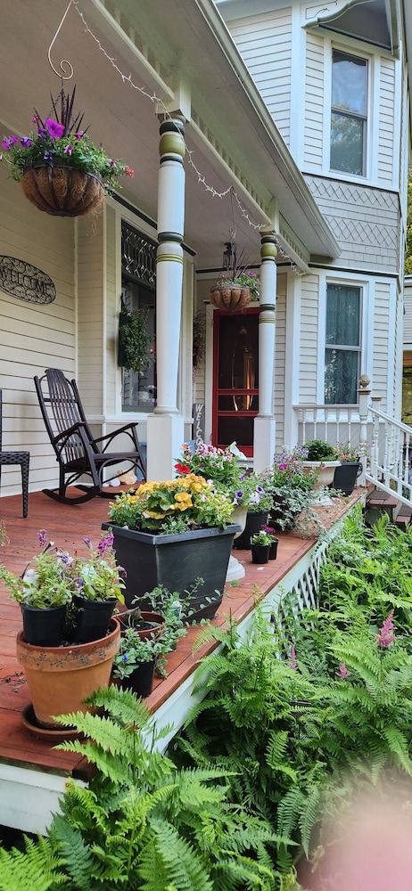 Oaklawn Inn Llc - photo 81