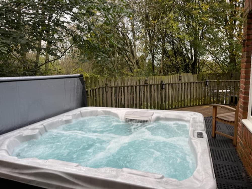 BlaydonBurn Sleeps 4 5 Parking HotTub Yard — 4-Star Luxury Hotel in Blaydon-On-Tyne, United Kingdom