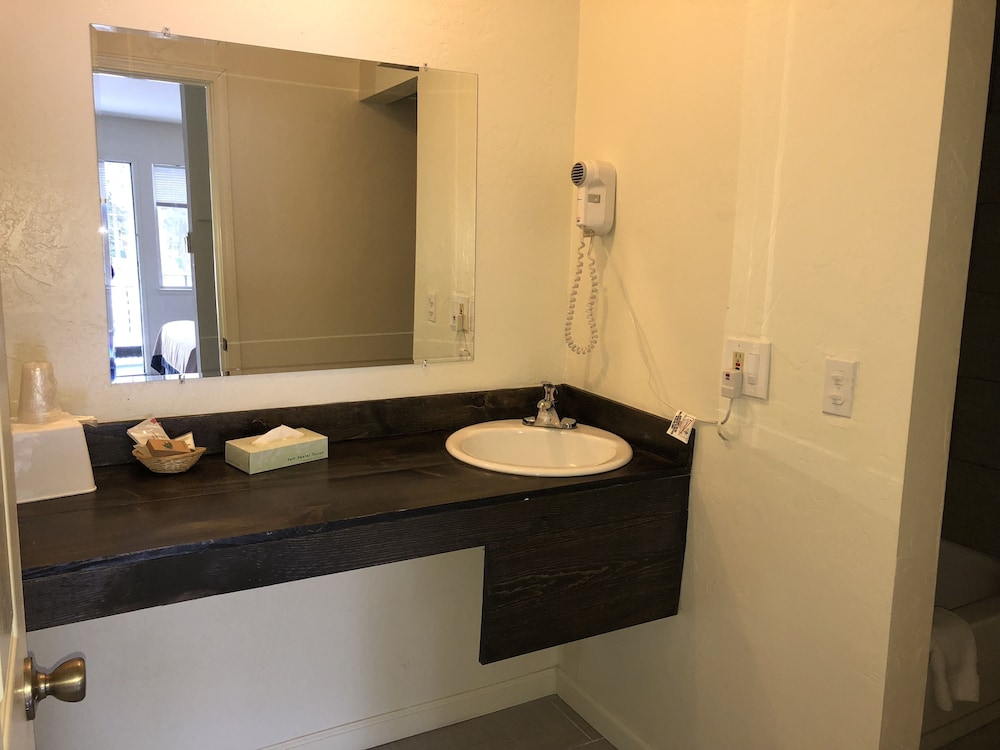 Cedar Inn & Suites - photo 46