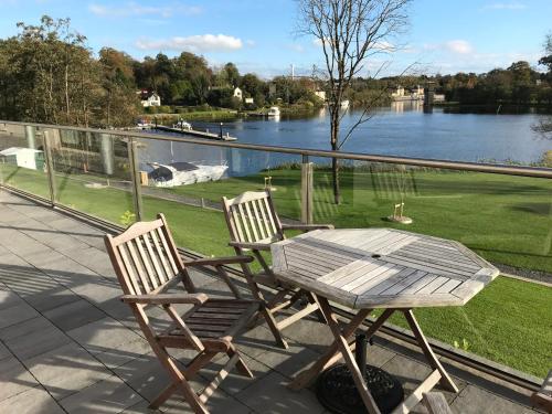 Lakeside Studio 1 Loft Apartment — 4-Star Luxury Hotel in Enniskillen, United Kingdom