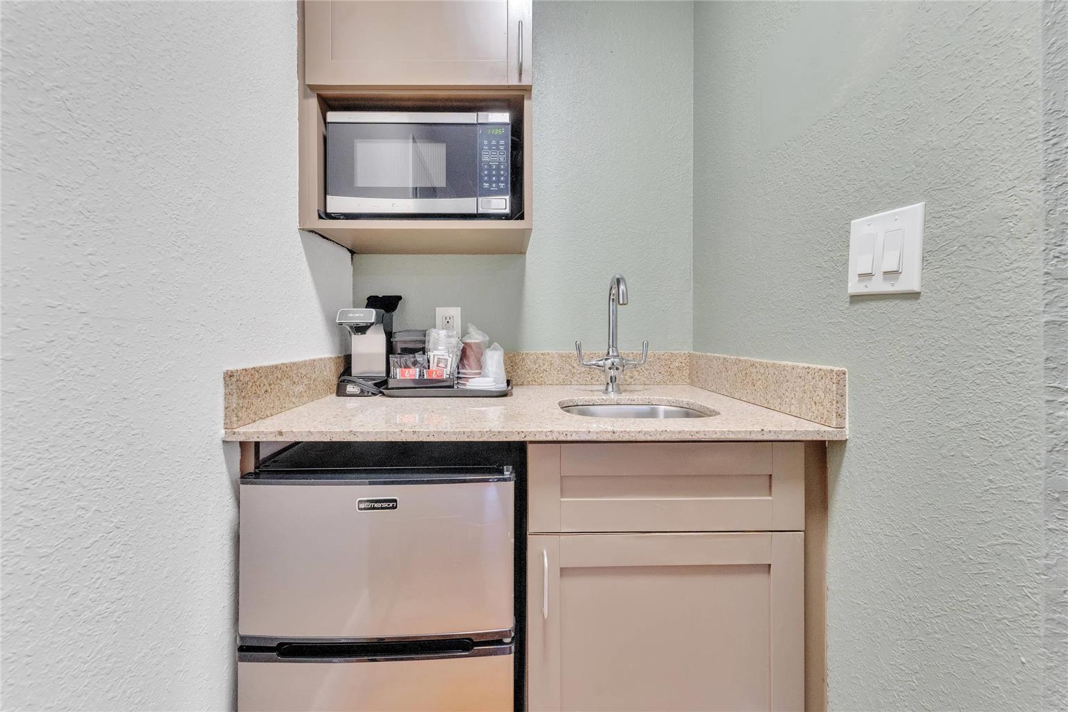 Rodeway Inn & Suites Fort Lauderdale Airport & Cruise Port - photo 45