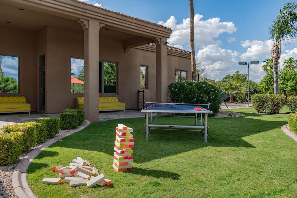 Preston by Avantstay 6BR Desert Oasis w Basketball Court Pool & Hot Tub - photo 31