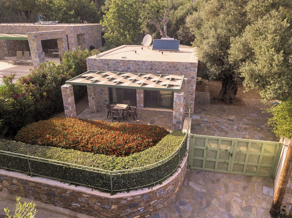 Ouzo Stone Studio — 4-Star Luxury Hotel in Plomari, Greece