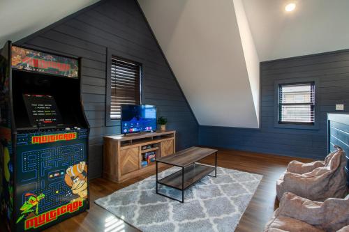 Chalet Amelia Lake View HotTub Fireplace Arcade — 4-Star Luxury Hotel in Dandridge, United States