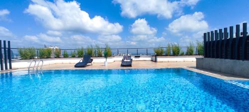 305 Budget Studio SQ Gym Pool Office Lounge