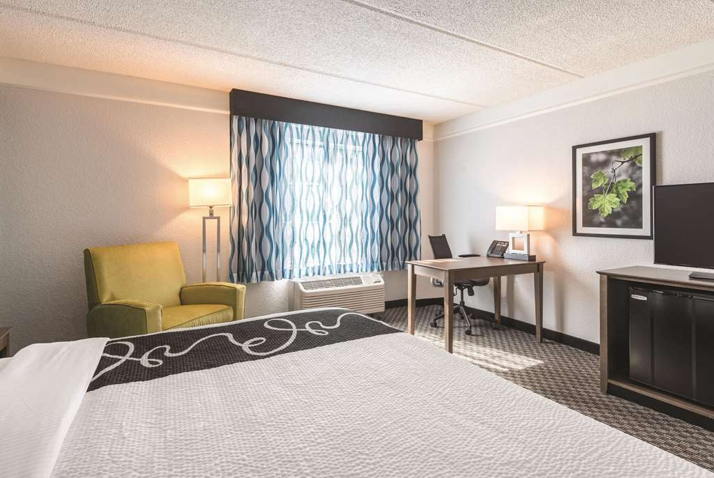 La Quinta Inn & Suites by Wyndham Orlando Lake Mary - photo 32