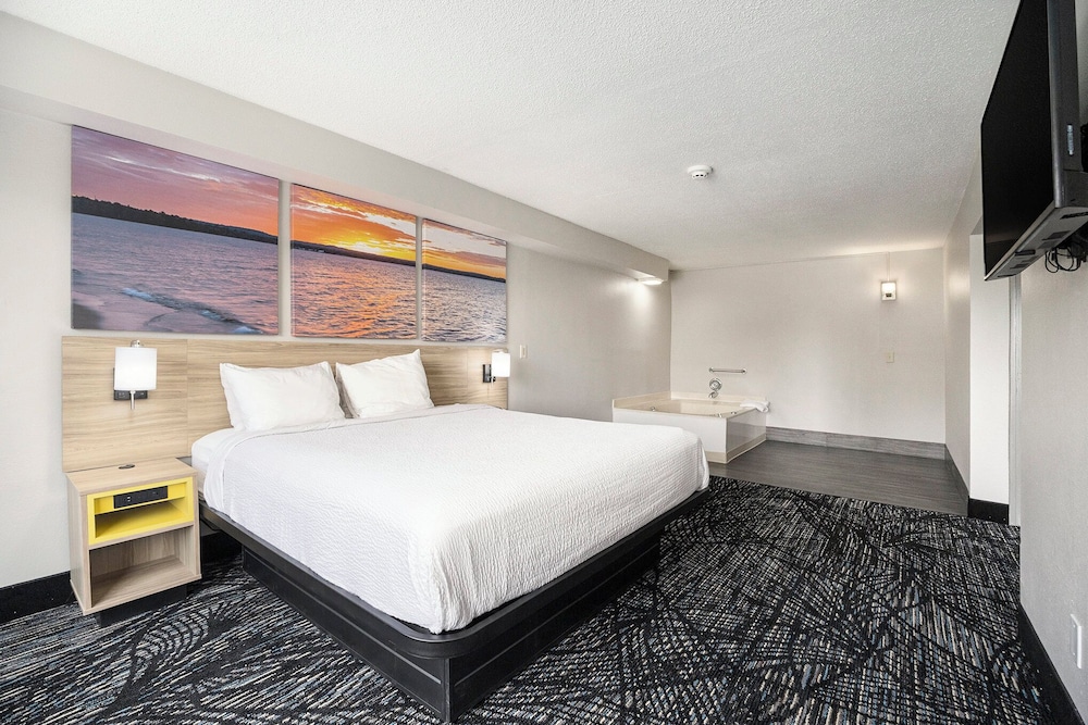 Days Inn & Suites by Wyndham Muskegon - photo 15