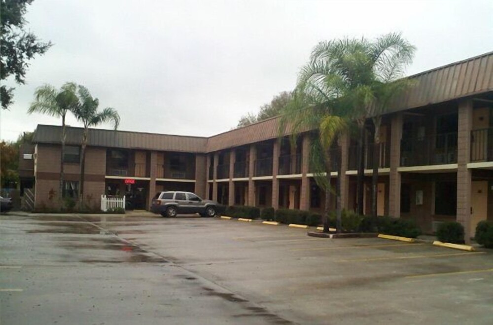 East Lake Inn - photo 15