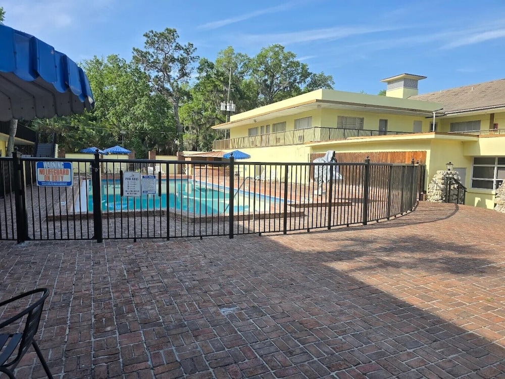 University Inn - photo 14