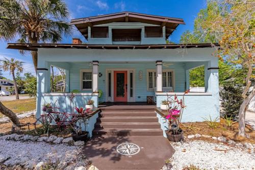 Basque Bungalow with pool minutes to beaches — 4-Star Luxury Hotel in Bradenton, United States
