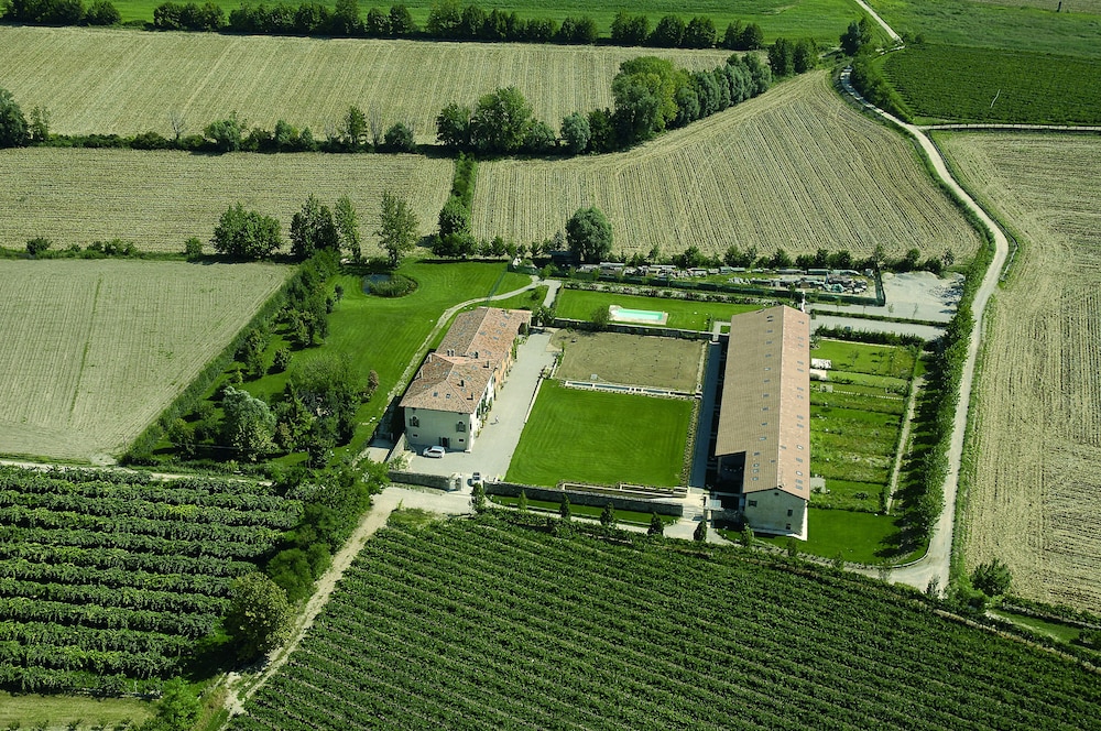 Relais Corte Guastalla — 4-Star Luxury Hotel in Sona, Italy