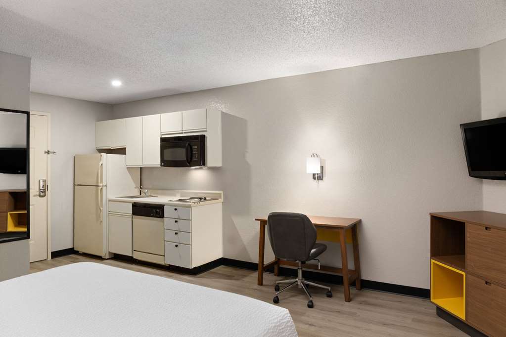 Days Inn & Suites by Wyndham Green Bay WI. - photo 16