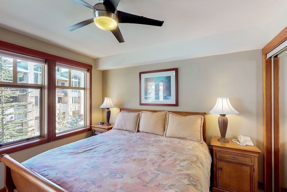 2307 Two Bedroom Den Deluxe Eagle Springs East 2 Hotel Room by RedAwning - photo 3