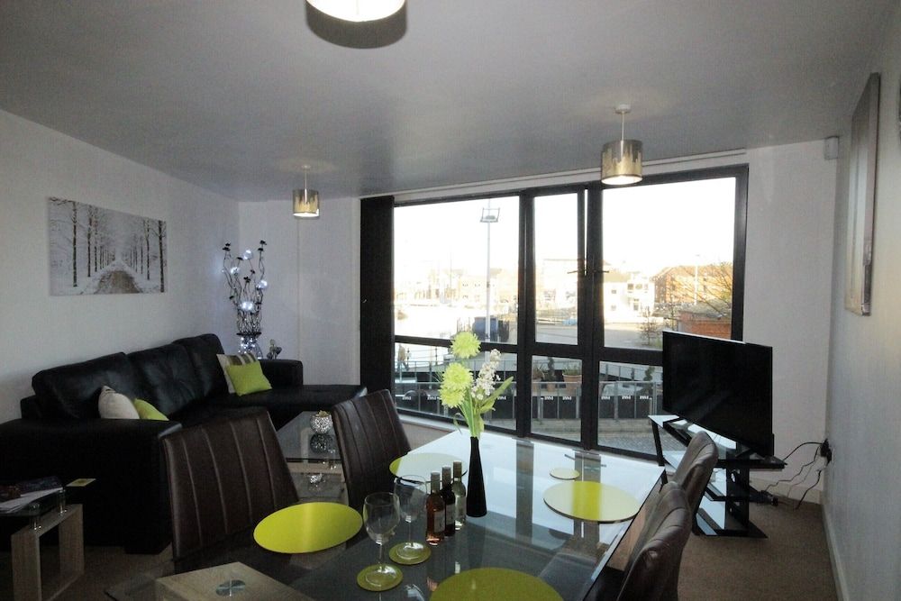 Marina Water View Apartment — 4-Star Luxury Hotel in Kingston Upon Hull, United Kingdom