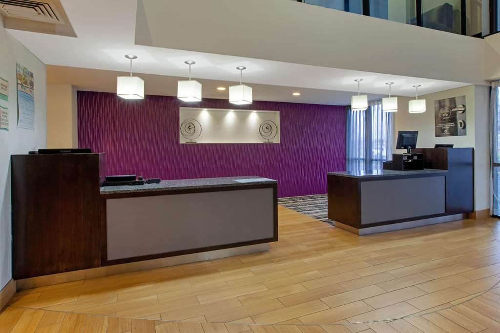 La Quinta Inn & Suites by Wyndham Detroit Metro Airport - photo 10