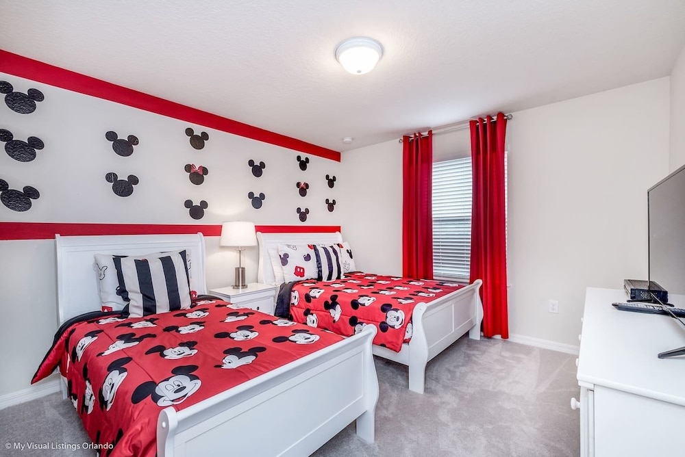 Stylish and Stunning 5BD Pool Home in Solterra #5st452 — 4-Star Luxury Hotel in Davenport, United States