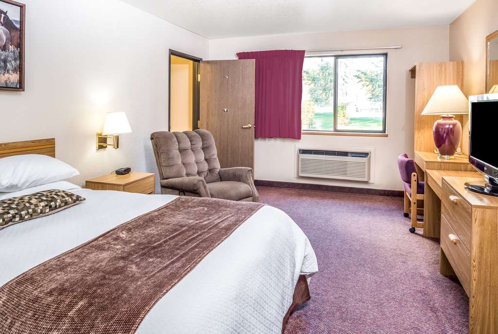 Super 8 by Wyndham St. Regis - photo 14