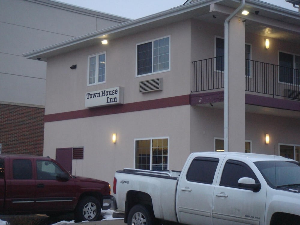 Townhouse Inn & Suites - photo 23