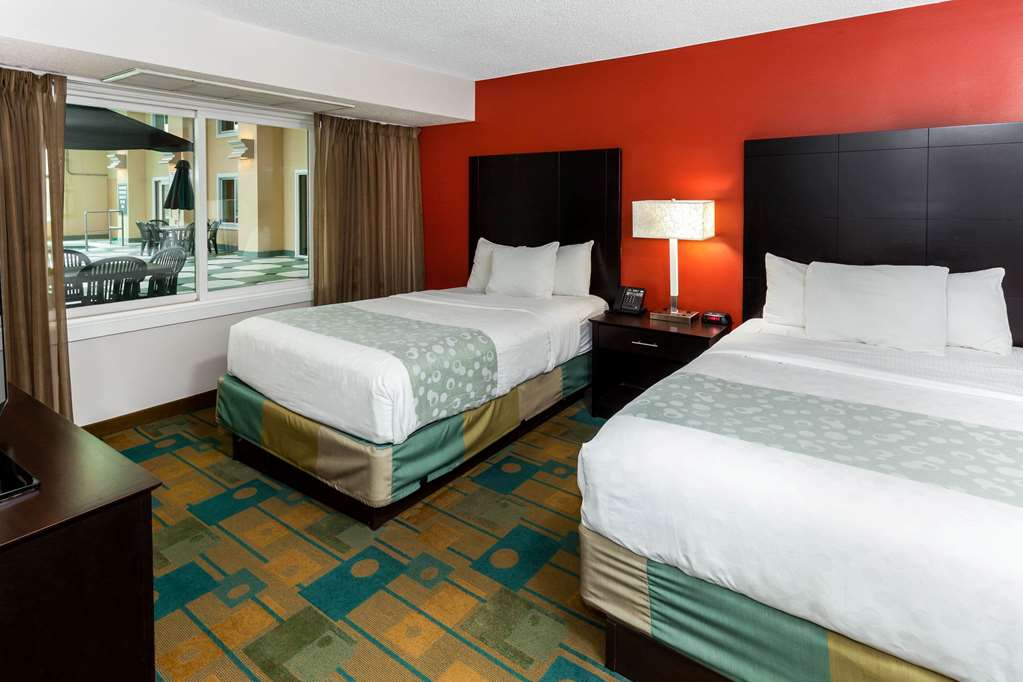 La Quinta Inn & Suites by Wyndham Milwaukee Bayshore Area - photo 15