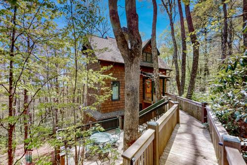 Chic Highlands Cabin — 4-Star Luxury Hotel in Highlands, United States