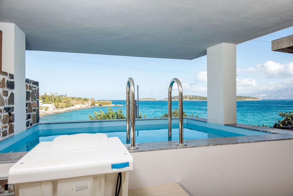 Ammos Luxury Suites — 4-Star Luxury Hotel in Agios Nikolaos, Greece