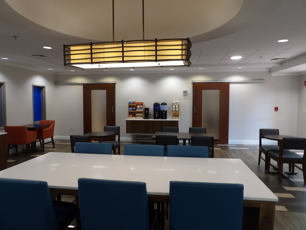 Holiday Inn Express & Suites Huntsville Airport by IHG - photo 26